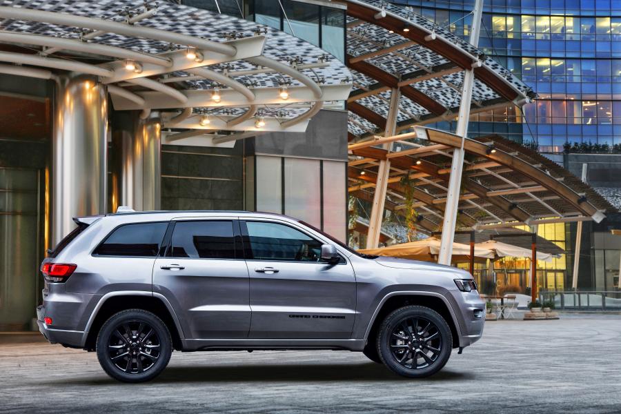  Jeep Grand Cherokee Night Eagle 2017 года  (фото 2 из 6)